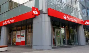 Nowoczesny budynek banku Santander z czerwonymi neonami. Wkrótce zmiana nazwy na Santander Bank Polska S.A.