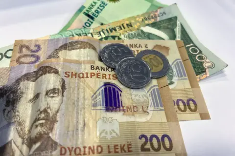 Albania waluta: banknoty 200, 1000 lekë i monety 50, 10 lekë.