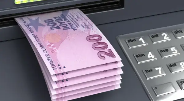 Banknoty 200 lir, waluta w Turcji, wychodzą z bankomatu.