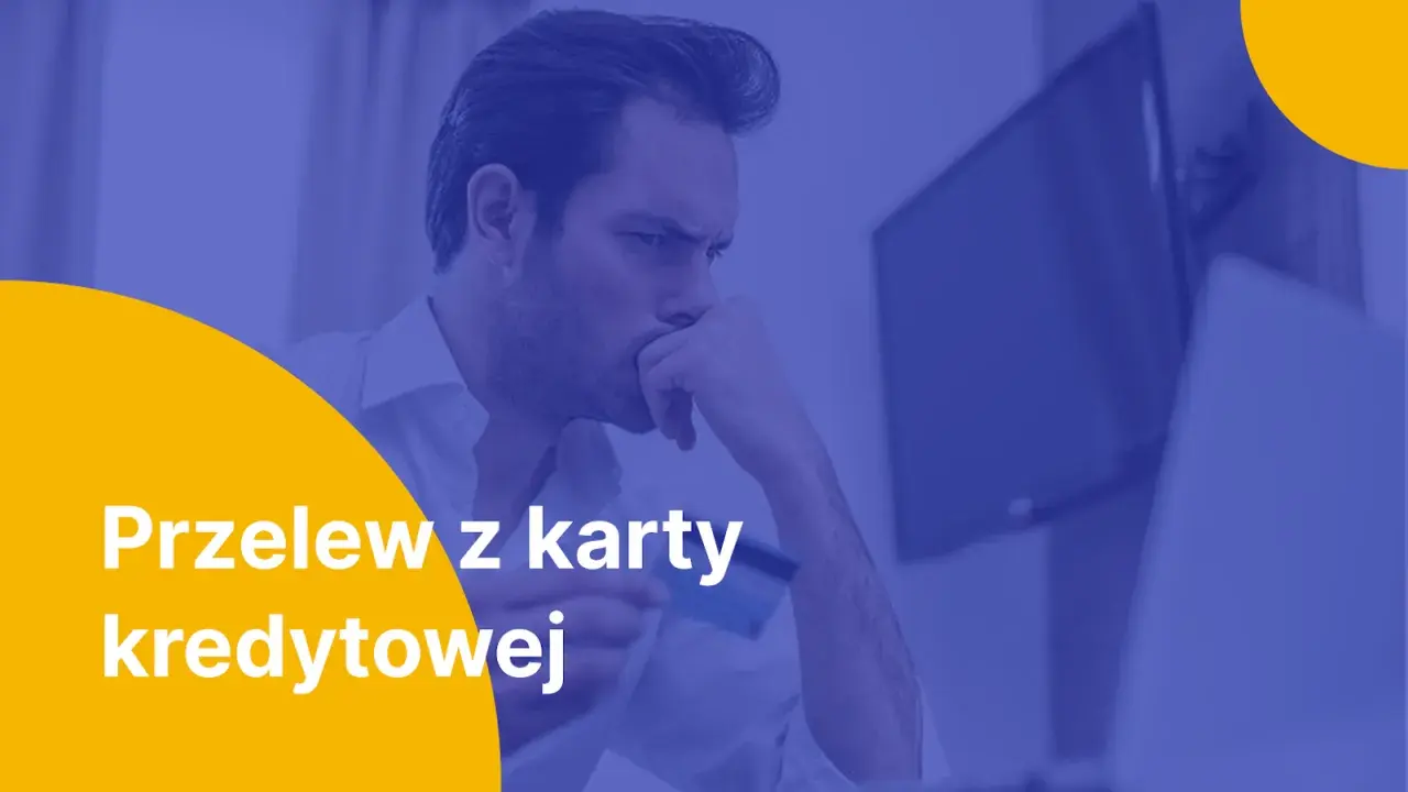 Zamyślony mężczyzna z kartą kredytową w dłoni, zastanawia się nad przelewem z karty kredytowej na konto.