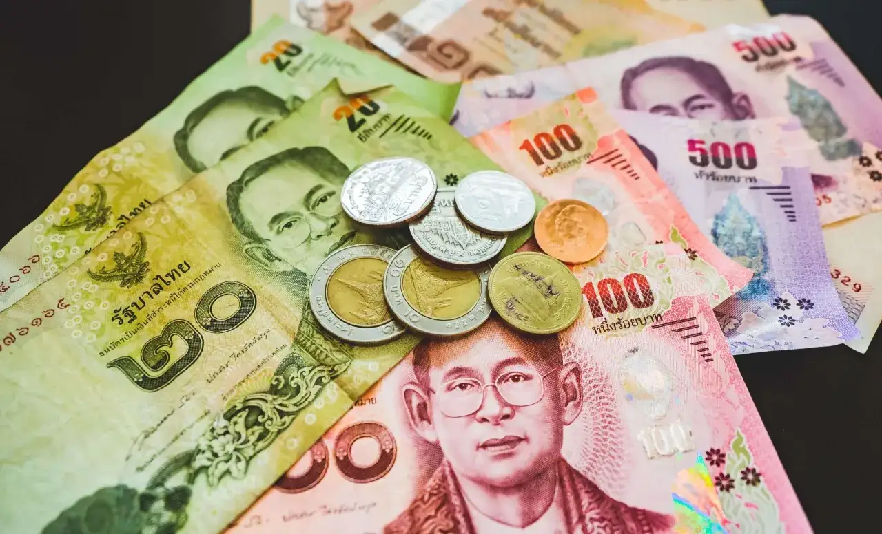 Tajlandia waluta: banknoty 20, 100, 500 bahtów i monety.