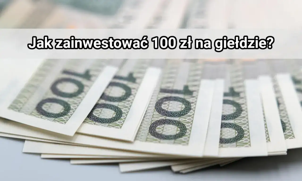 Stos banknot&oacute;w po 100 zł z napisem 