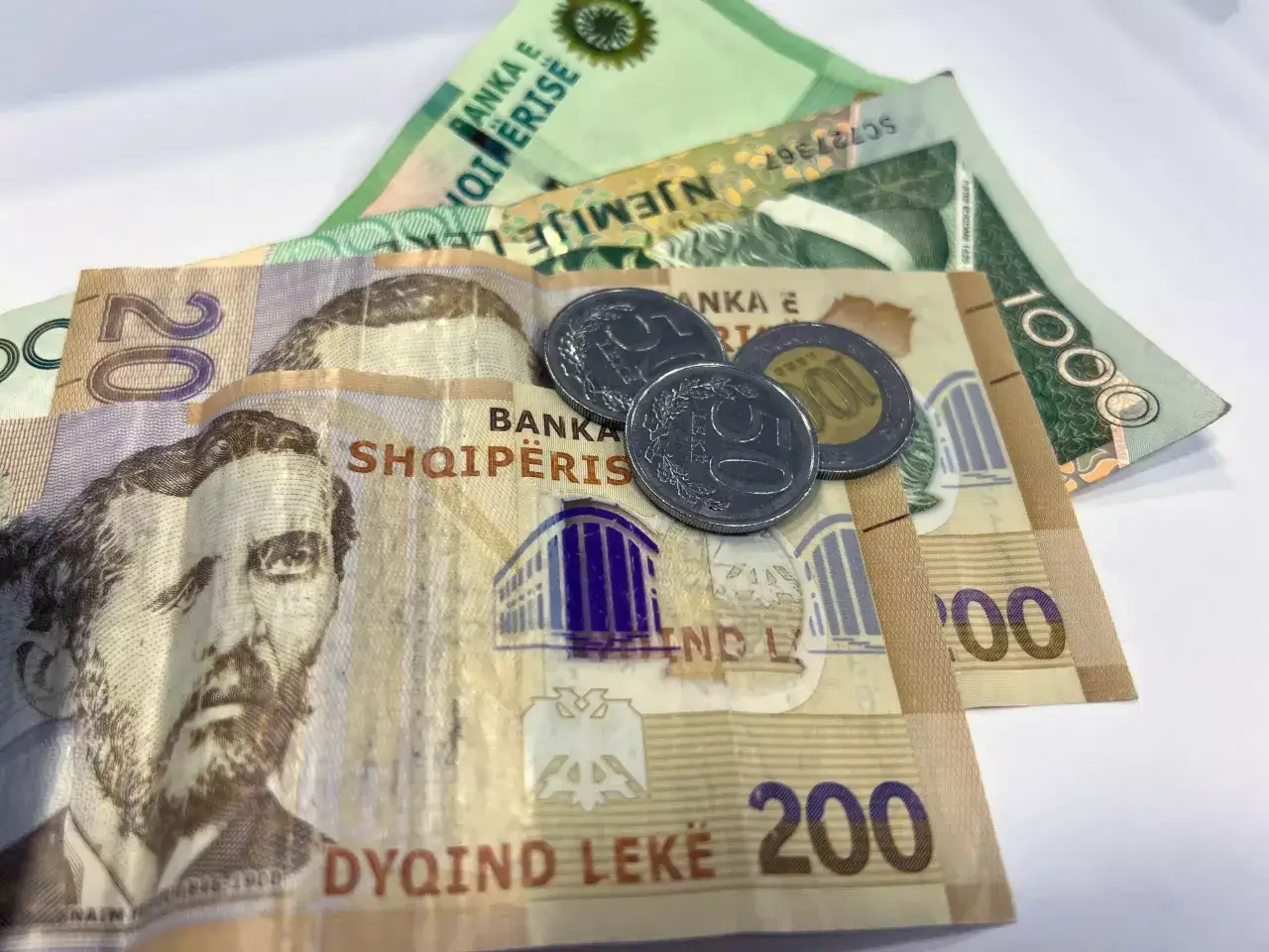 Kupujesz pamiątki w Albanii? Oto kilka banknot&oacute;w i monet, kt&oacute;re mogą Ci się przydać. Lek albański w r&oacute;żnych nominałach.