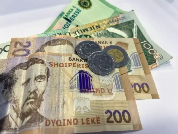 Albania waluta: banknoty 200, 1000 lekë i monety 50, 10 lekë.