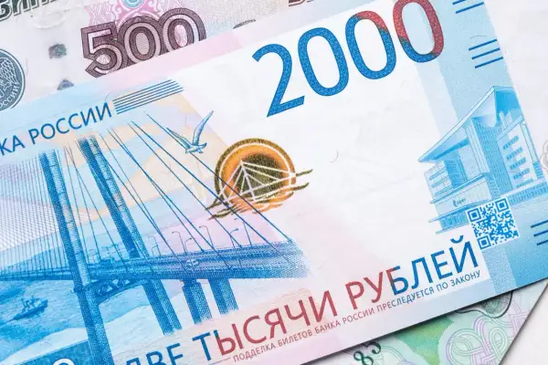 Dwa banknoty: 2000 rubli rosyjskich z mostem i budynkiem oraz 500 rubli rosyjskich.